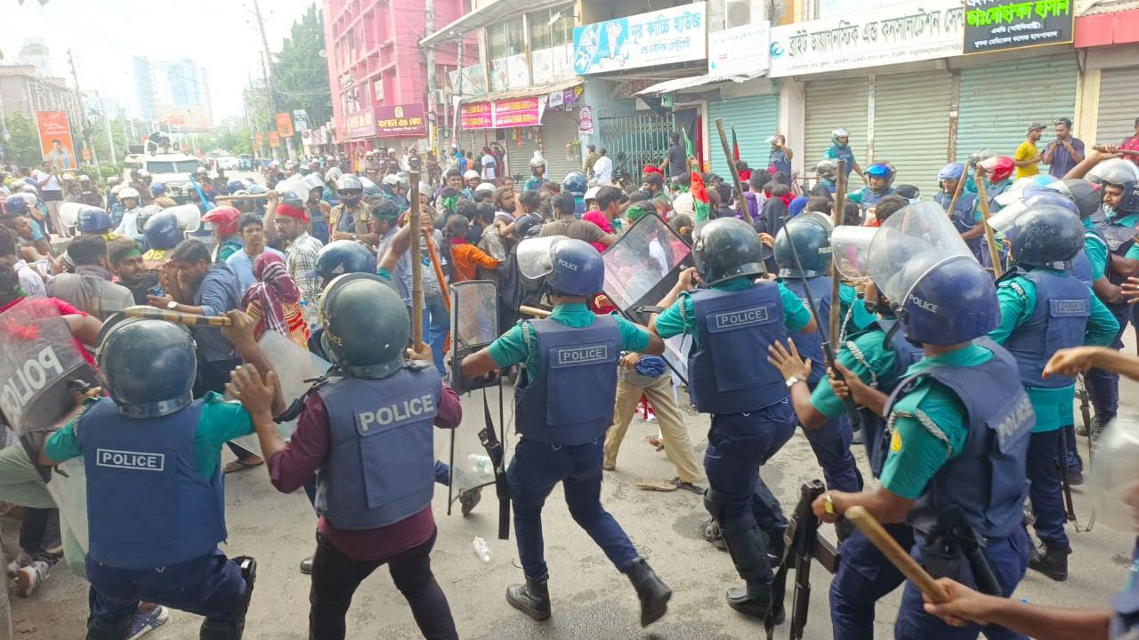 খুলনায় শিক্ষার্থী-পুলিশের সংঘর্ষের ঘটনায় দুই মামলা, কারাগারে ১৪